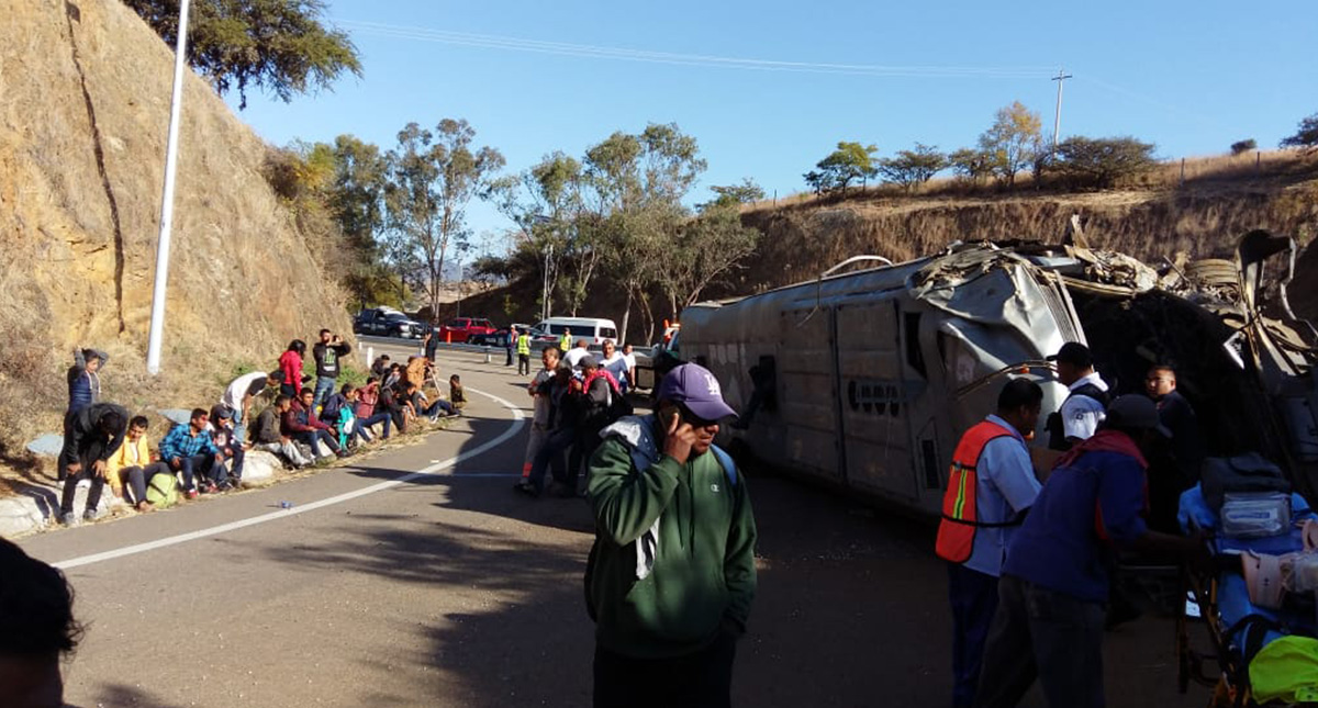 Vuelca autobús turístico en carretera Oaxaca-Cuacnopalan