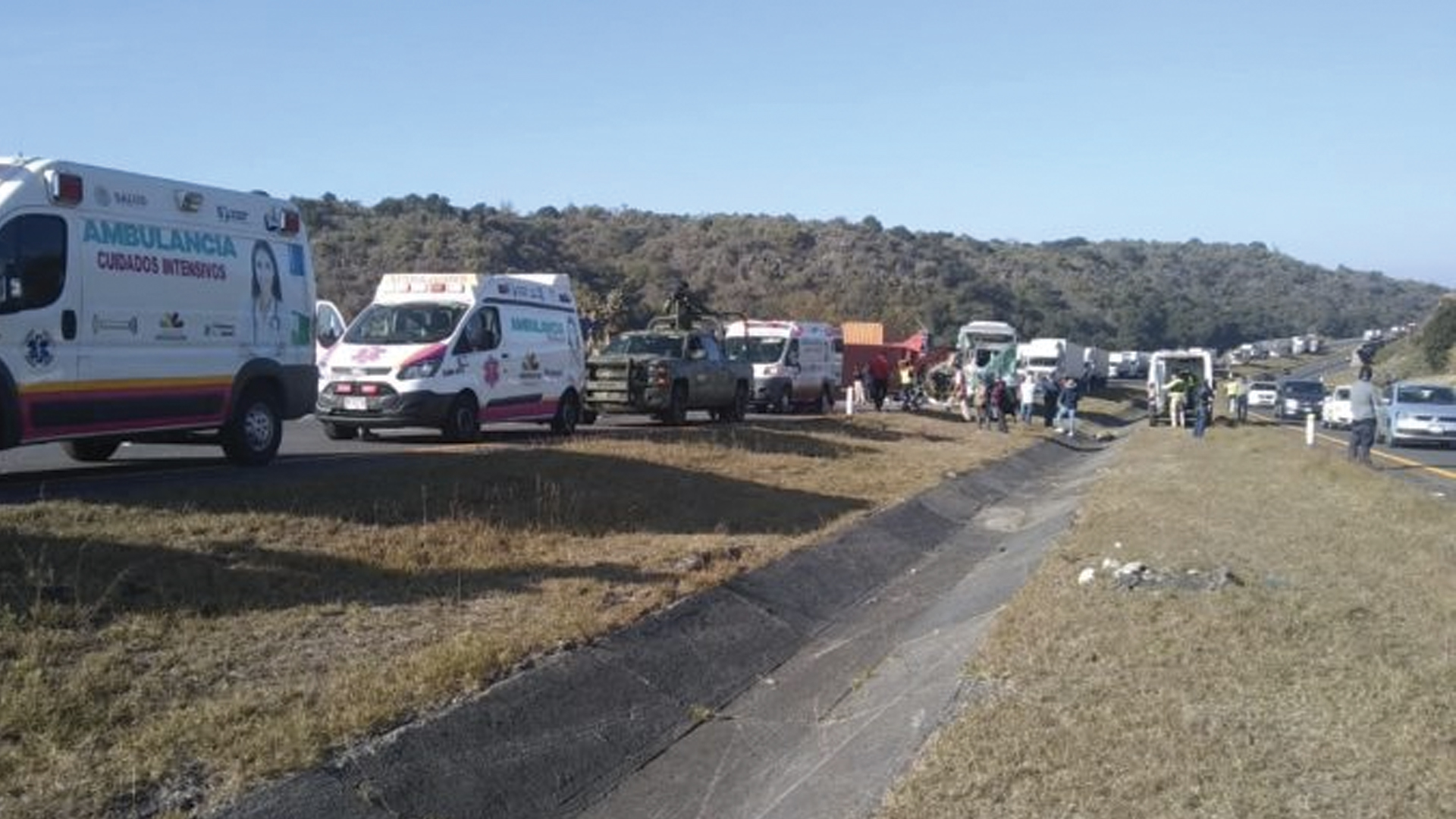 Choque entre camión de pasajeros y tráiler deja 19 heridos en Michoacán