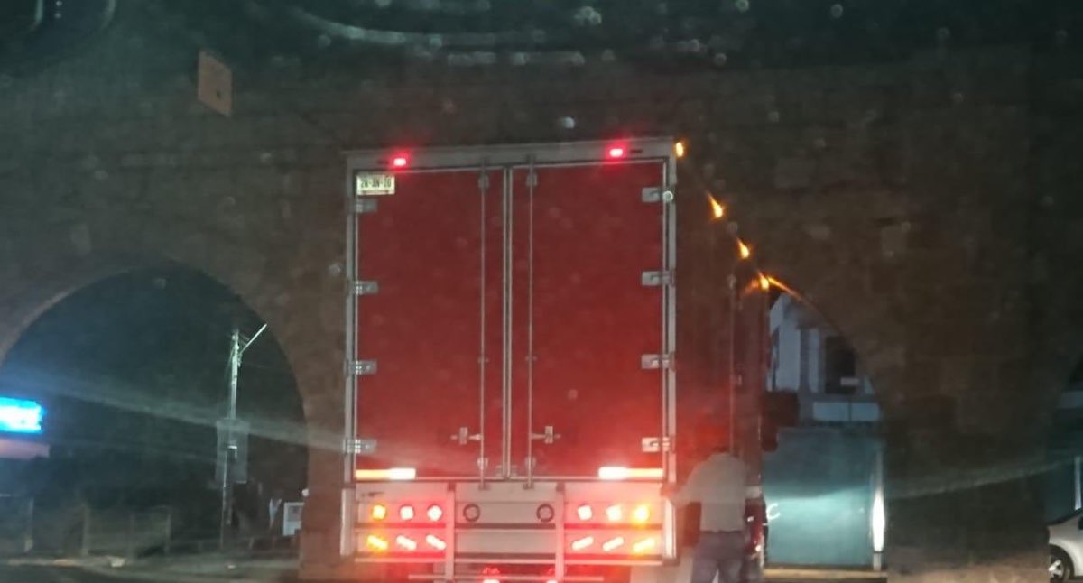 Camión daña parte del Acueducto de Morelia