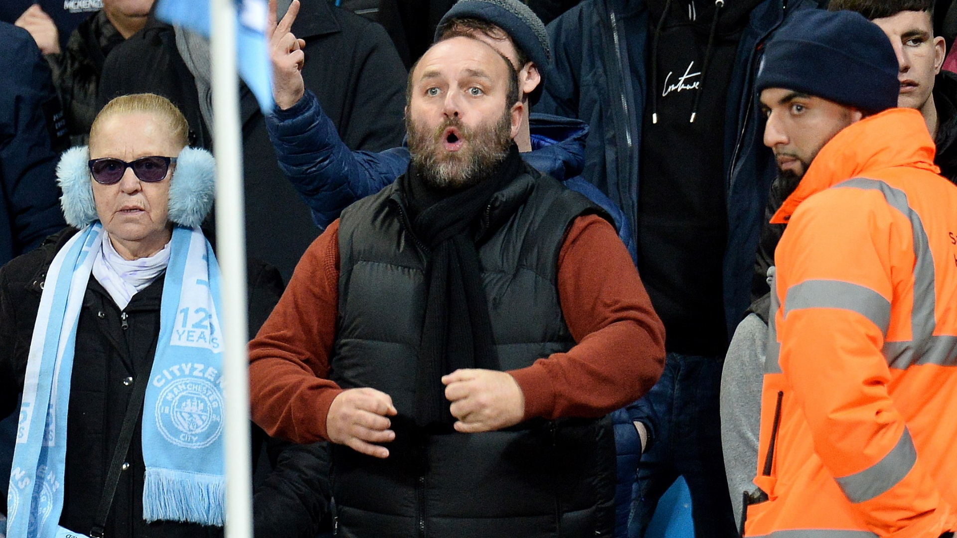 Detienen a aficionado por hacer gestos racistas durante partido en Manchester