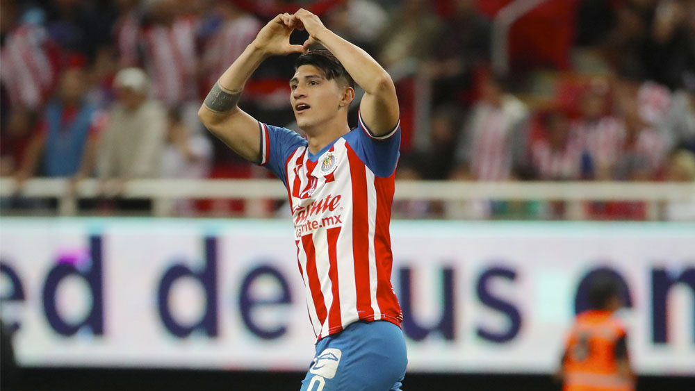 Alan Pulido es transferible en Chivas