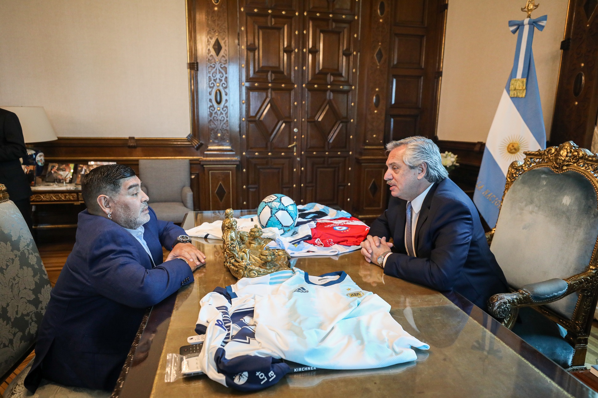 Maradona visita al presidente de Argentina y levanta réplica miniatura de la Copa del Mundo - albertomaradona