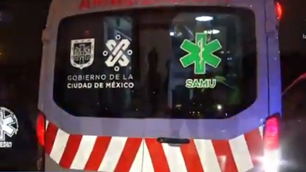 Hombre en estado de ebriedad tira a policía a las vías del Metro - ambulancia-que-traslado-a-policia-arrojado-a-vias-del-metro-jamaica