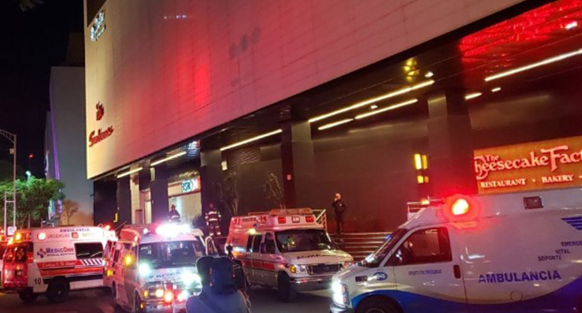 Explosión en Parque Delta deja 13 personas heridas - ambulancias-afuera-de-parque-delta