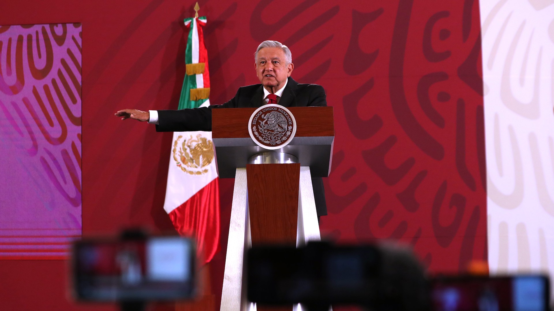 López Obrador ve un “homenaje” en el polémico cuadro de Zapata en tacones