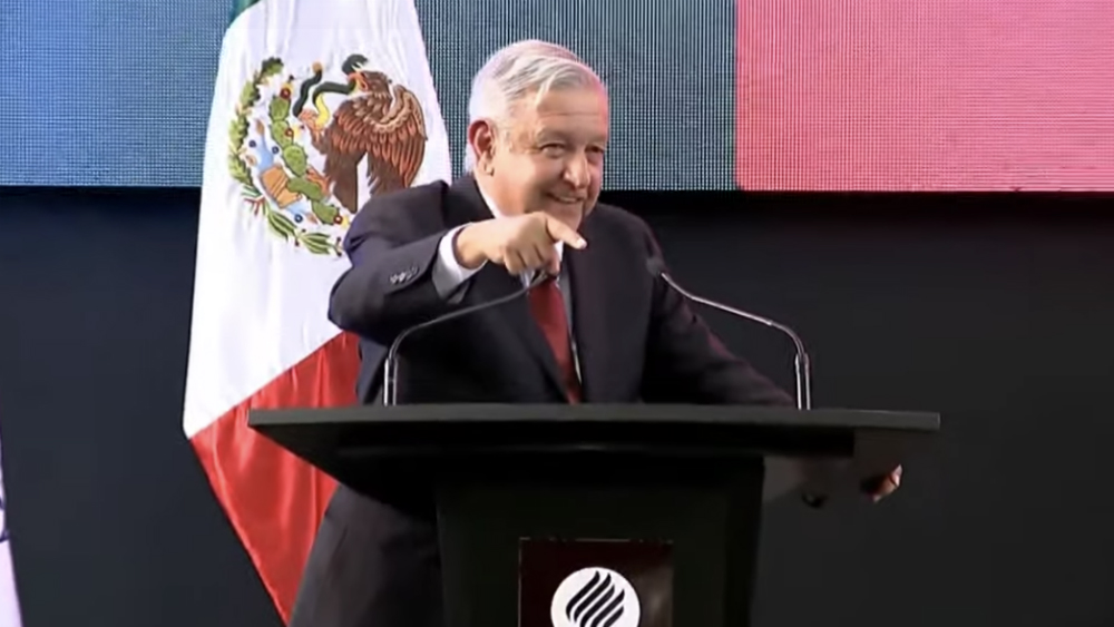 AMLO y Tec de Monterrey pactan dar becas a alumnos de bajos recursos