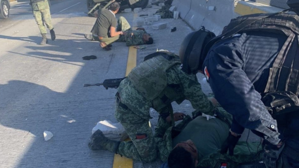 Vuelca camión con militares en Amozoc, Puebla Vuelca camión con militares en Amozoc, Puebla