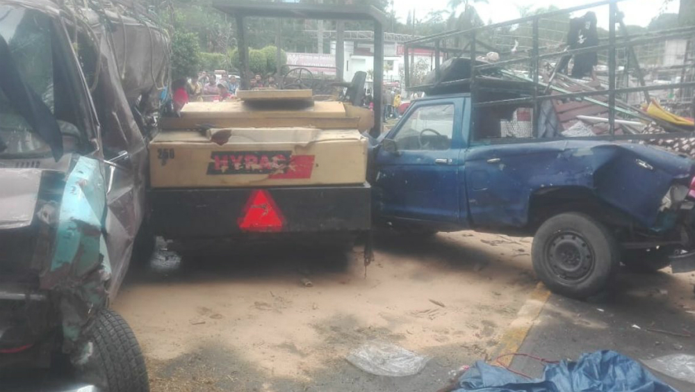Aplanadora cae sobre autos en Veracruz y lesiona a ocho personas Aplanadora cae sobre autos en Veracruz y lesiona a ocho personas