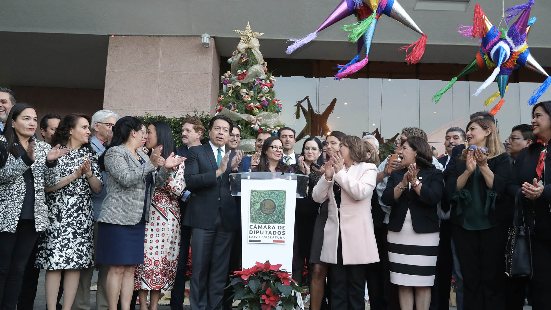 Encienden el árbol de Navidad en la Cámara de Diputados