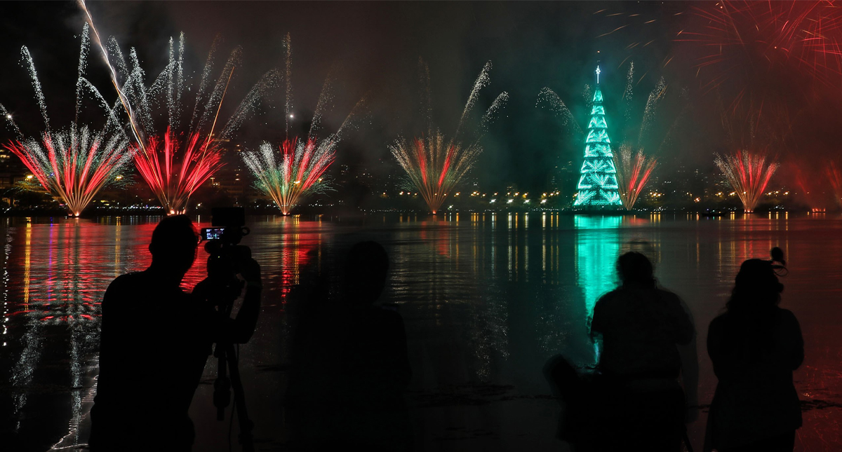 Río vuelve a iluminarse con árbol de Navidad flotante más grande del mundo