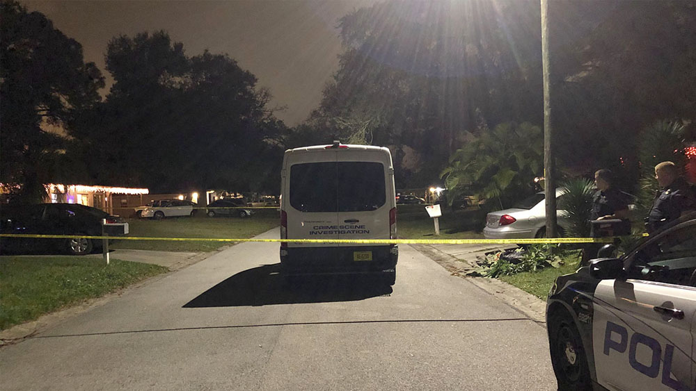 Asesinan a tres personas en casa de Florida con cuatro menores dentro