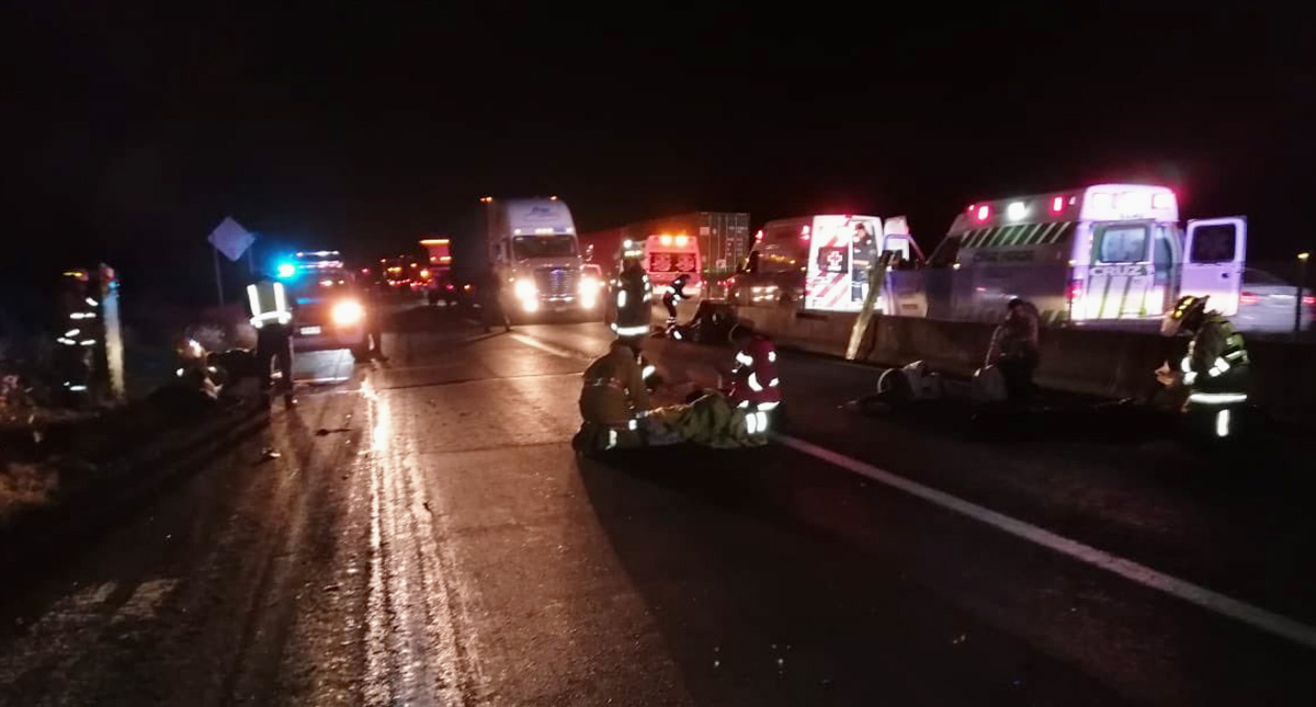 Choque en autopista de Jalisco deja nueve muertos - atencion-de-victimas-sobre-la-carretera-zapotlanejo-tepatitlan