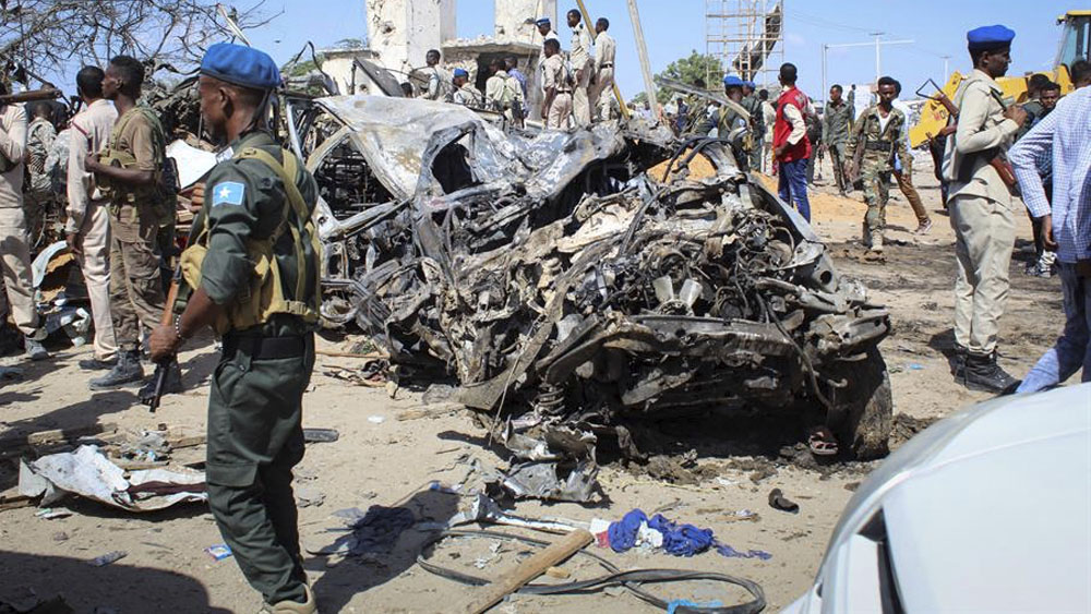 Suman más de 100 muertos tras atentado con coche bomba en Somalia
