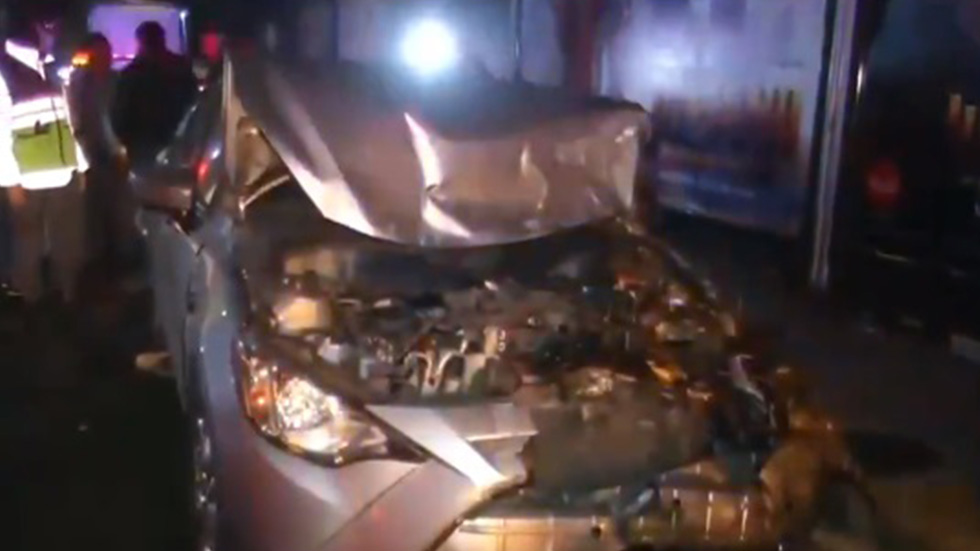 Tráiler embiste camioneta de peregrinos sobre Av. Constituyentes - auto-destrozado-por-choque-de-trailer-en-avenida-constituyentes