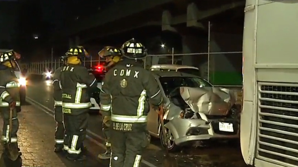 Conductor queda prensado al impactarse contra autobús en Viaducto - auto-tras-choque-sobre-viaducto-rio-piedad