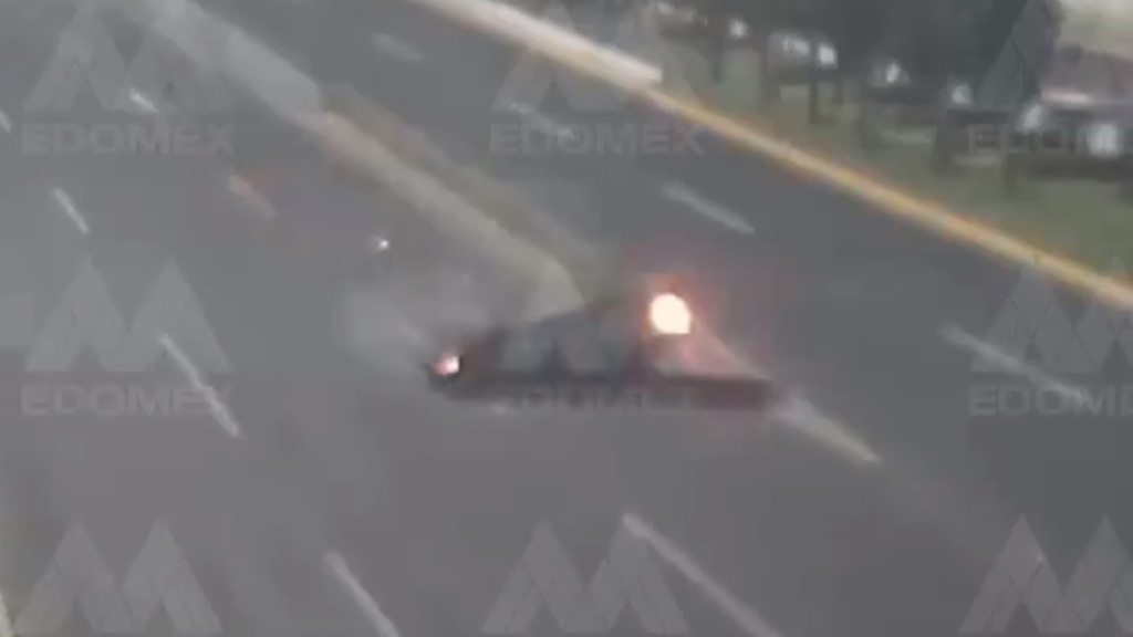 #Video Auto cae de puente de Toluca; mueren sus ocupantes #Video Auto cae de puente de Toluca; mueren sus ocupantes