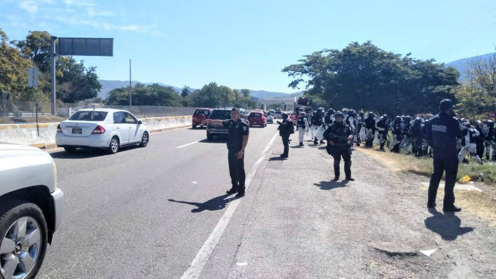 Repliegan a manifestantes que bloqueaban la Autopista del Sol