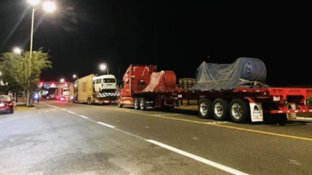 Realizan evacuación de viviendas tras volcadura de pipa en Michoacán