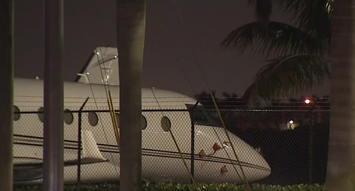 Detectan en Miami drogas y armas dentro de avión del rapero Lil Wayne - avion-privado-del-rapeto-lil-wayne-detenido-en-aeropuerto-de-miami