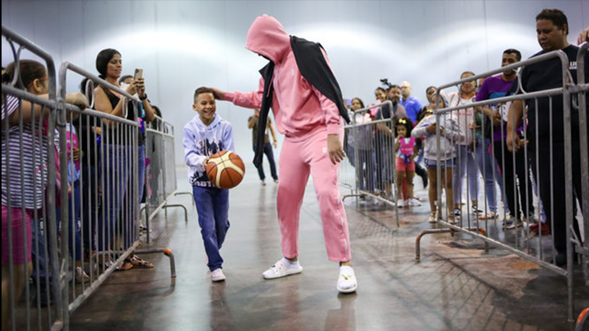 Bad Bunny entrega miles de juguetes a niños de Puerto Rico