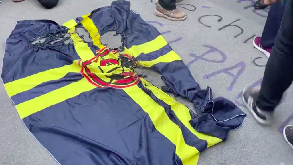 #Video Feministas queman bandera del América en la Glorieta de Insurgentes