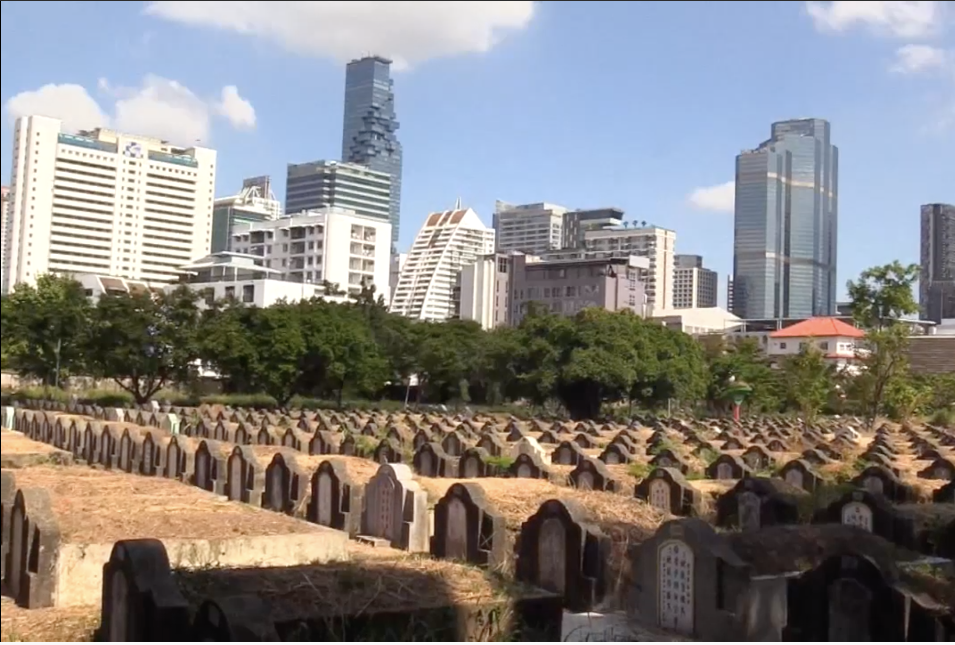 Vivos y muertos conviven en cementerio encantado en Bangkok