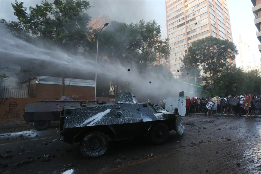 Policía de Chile niega arrojar agua tóxica a manifestantes - bd8c97971cdc6153b937086f74e5fc3a409f9e8fw