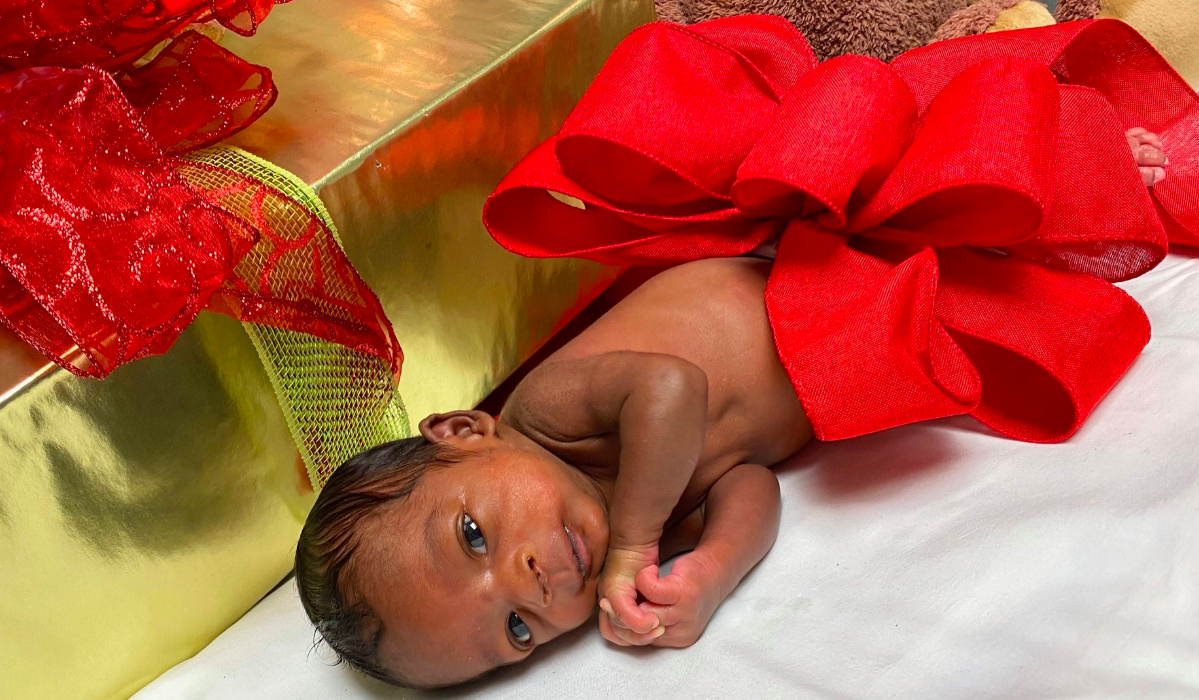 Enfermeras disfrazan a bebés de cuidados intensivos con motivos navideños