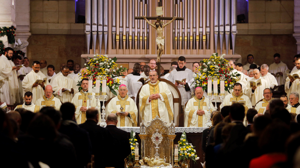 Así se celebra la Navidad en el mundo - belen-misa-de-gallo-navidad