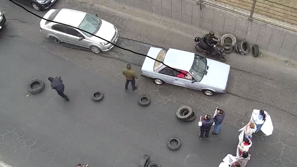 Vecinos bloquean Avenida Central por falta de agua