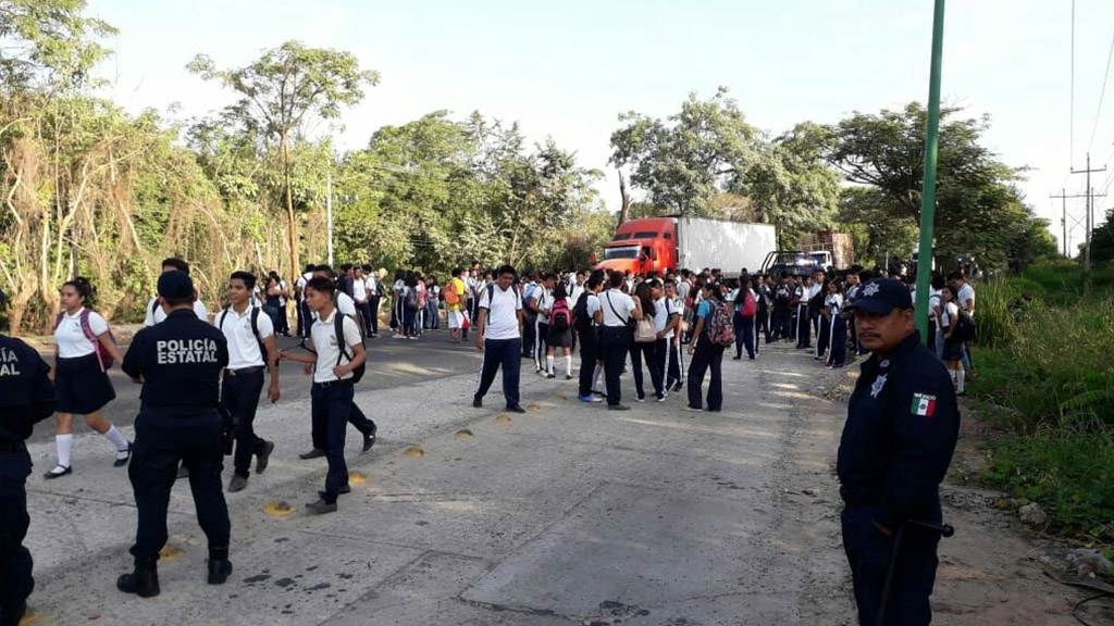 Toma de carretera por falta de pago de becas en Tabasco deja dos heridos