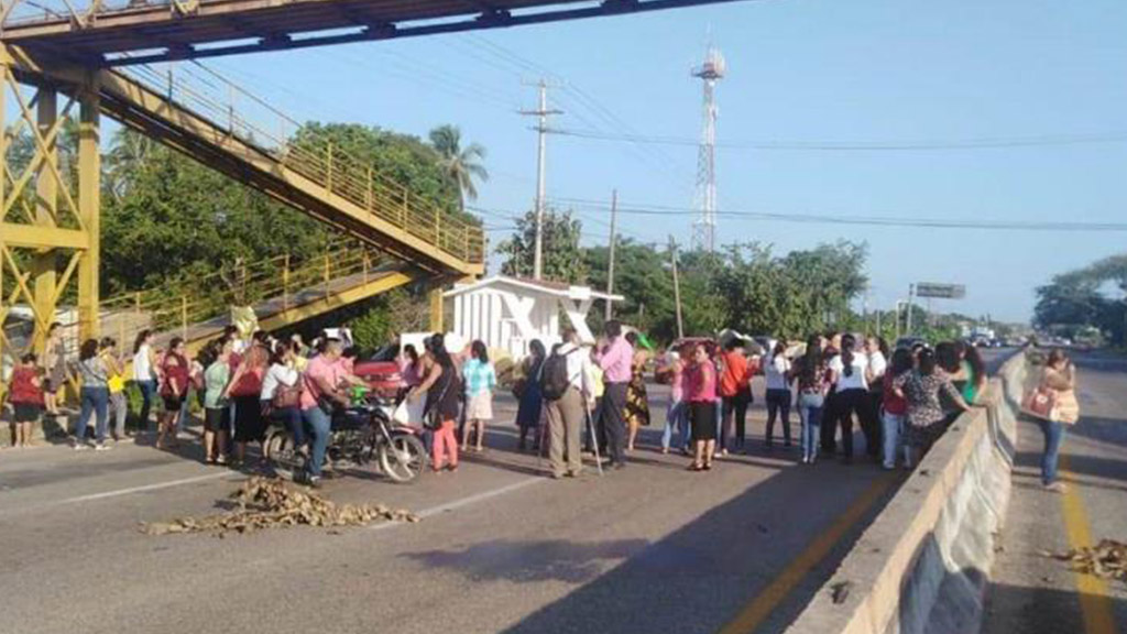 Bloquean carretera Villahermosa-Frontera por falta de pago de becas