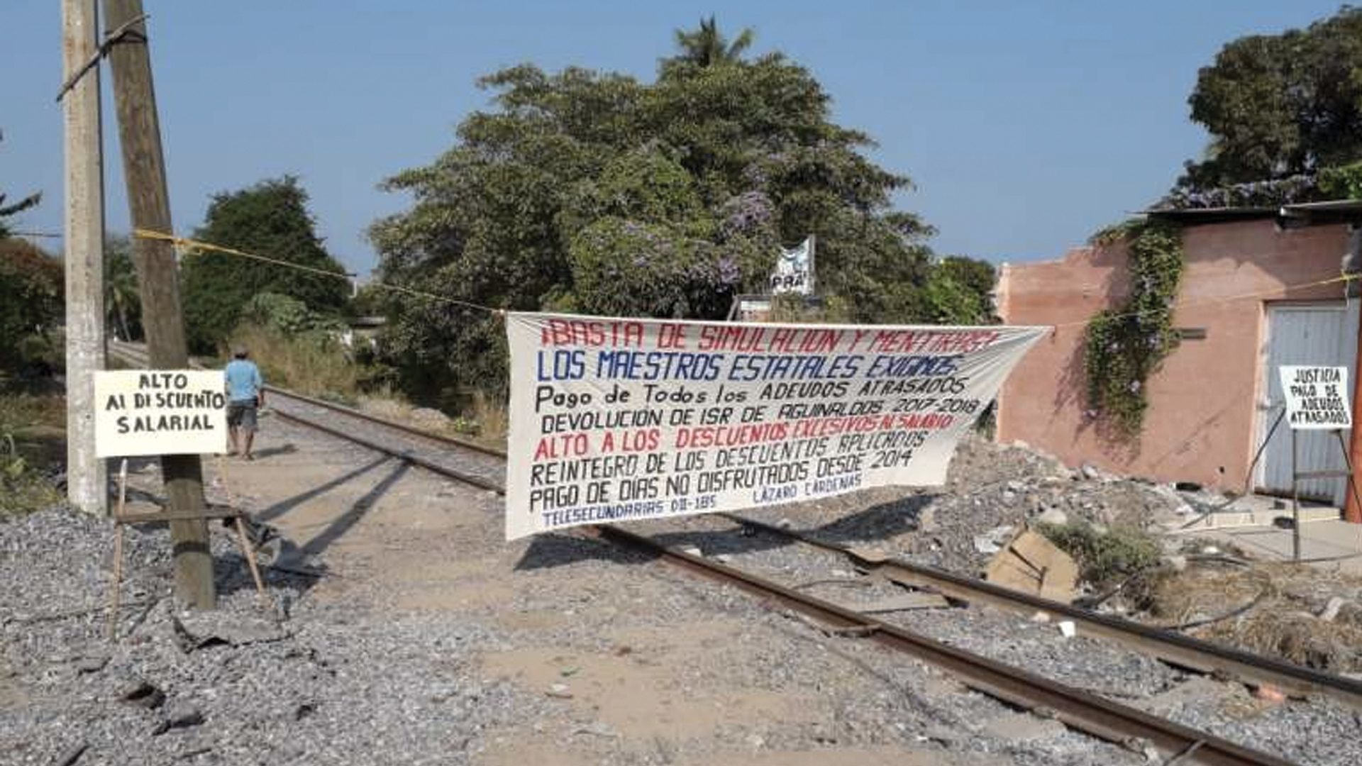 CNTE bloquea vías de tren en Lázaro Cárdenas, Michoacán