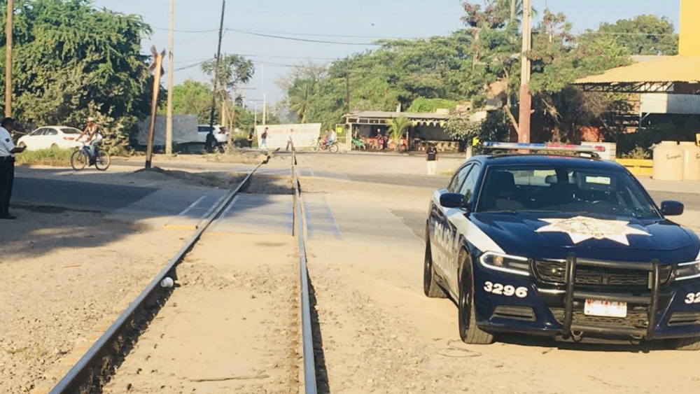 Maestros de la CNTE bloquean vías del tren en Lázaro Cárdenas, Michoacán, por cuarto día consecutivo