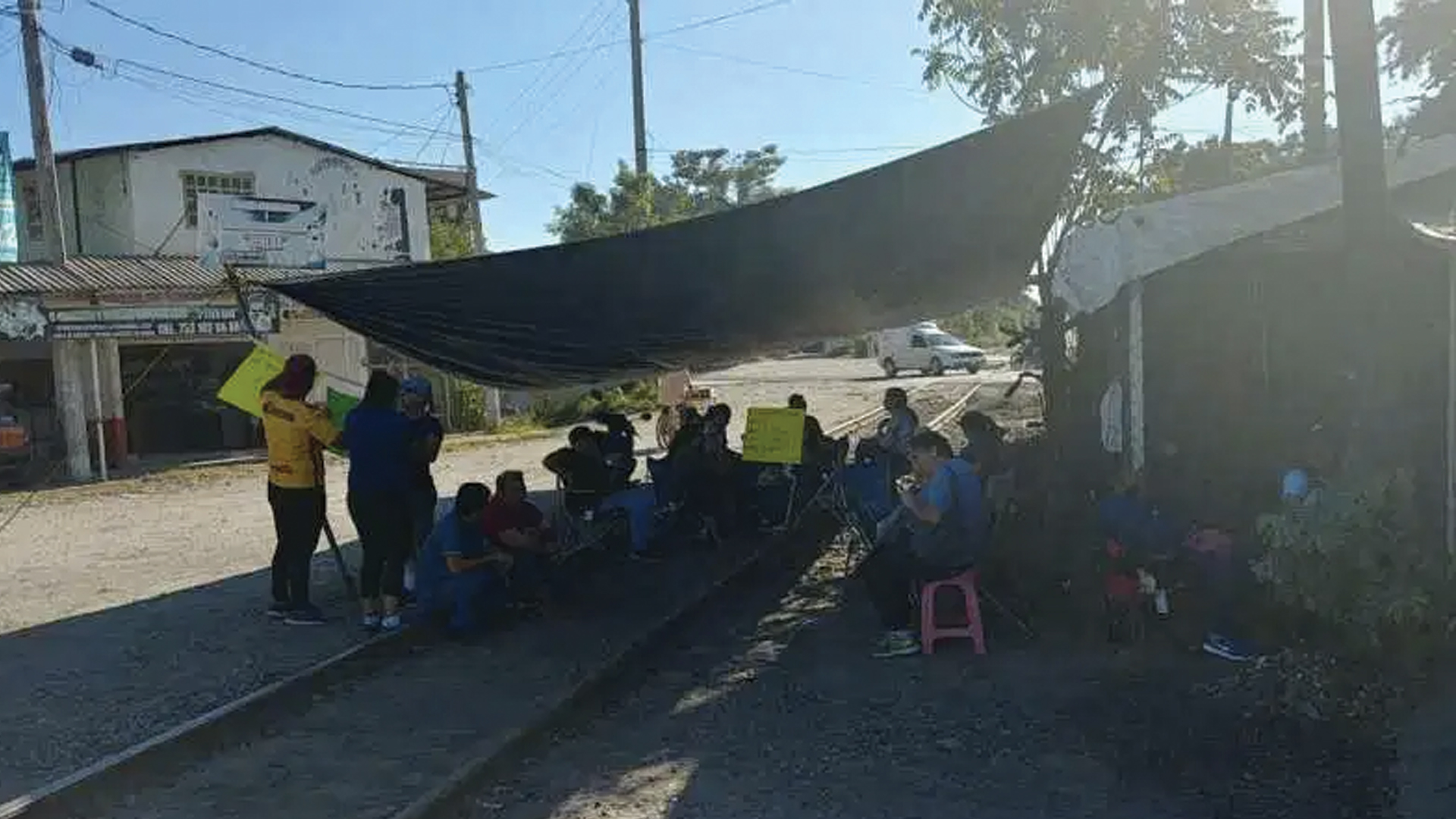 Integrantes de la CNTE bloquean, nuevamente, vías del tren