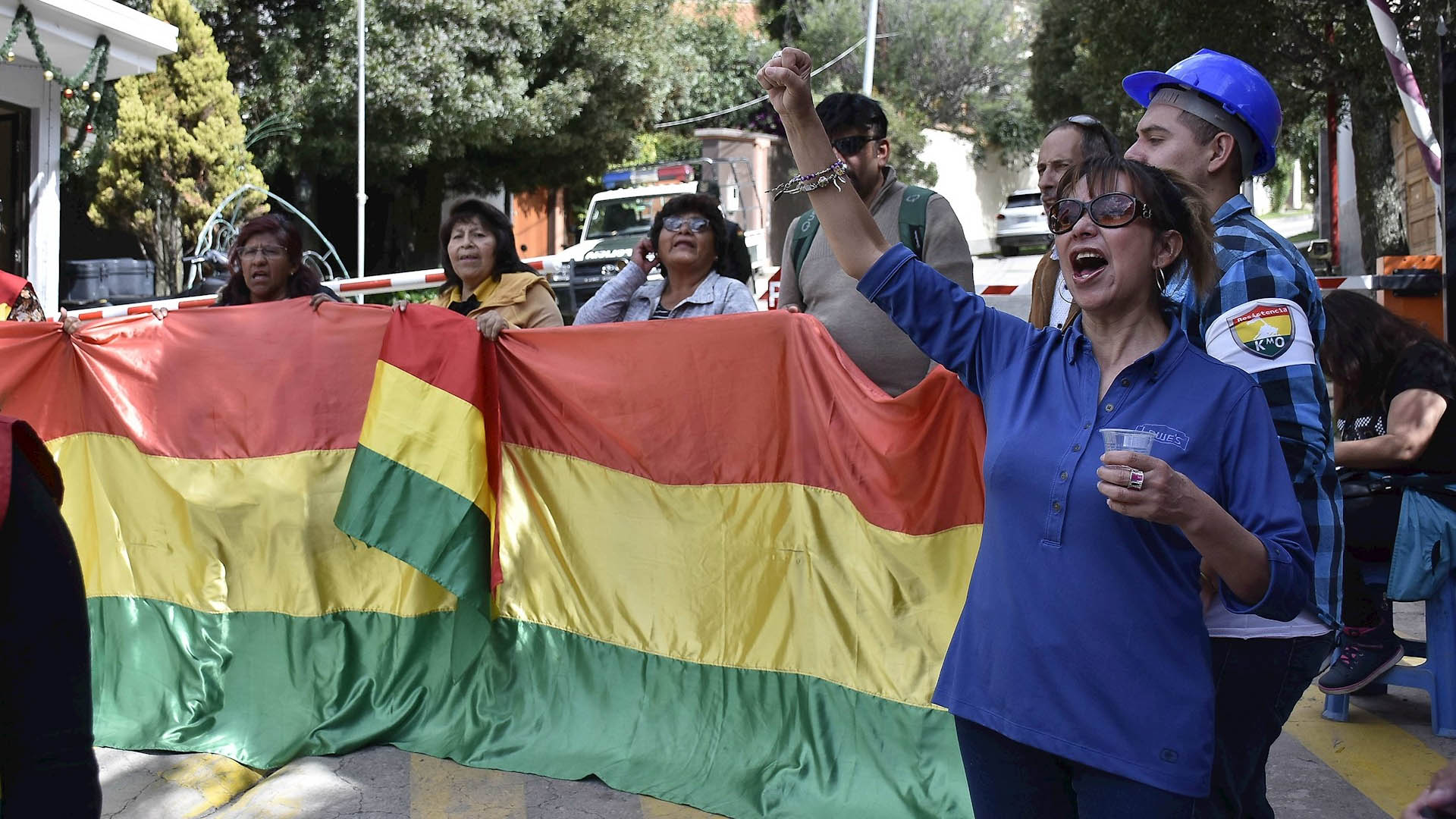 Calma en la embajada española y vigilia en la sede mexicana en Bolivia - bolivia-embajada-de-mexico-manifestantes