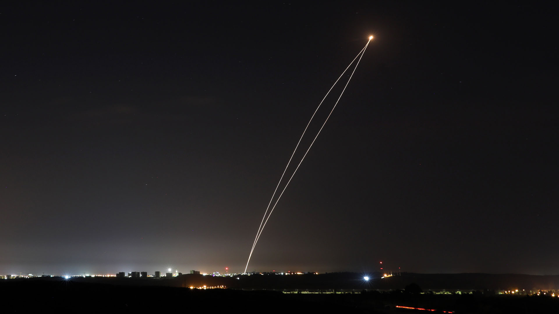 Israel bombardea puestos de Hamás por disparo de cohetes desde Gaza