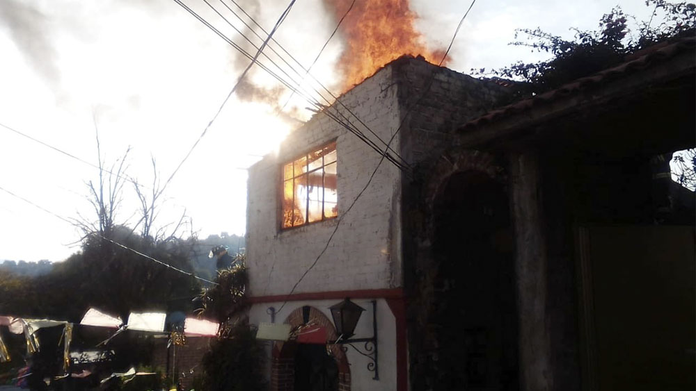 Bomberos controlan incendio en casa de Xochimilco