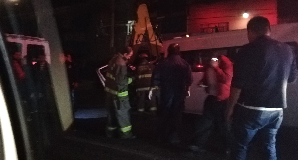Chofer de transporte público muere tras choque en la México-Pachuca - bomberos-de-la-ciudad-de-mexico-atienden-accidente-de-combi-en-la-mexico-pachuca