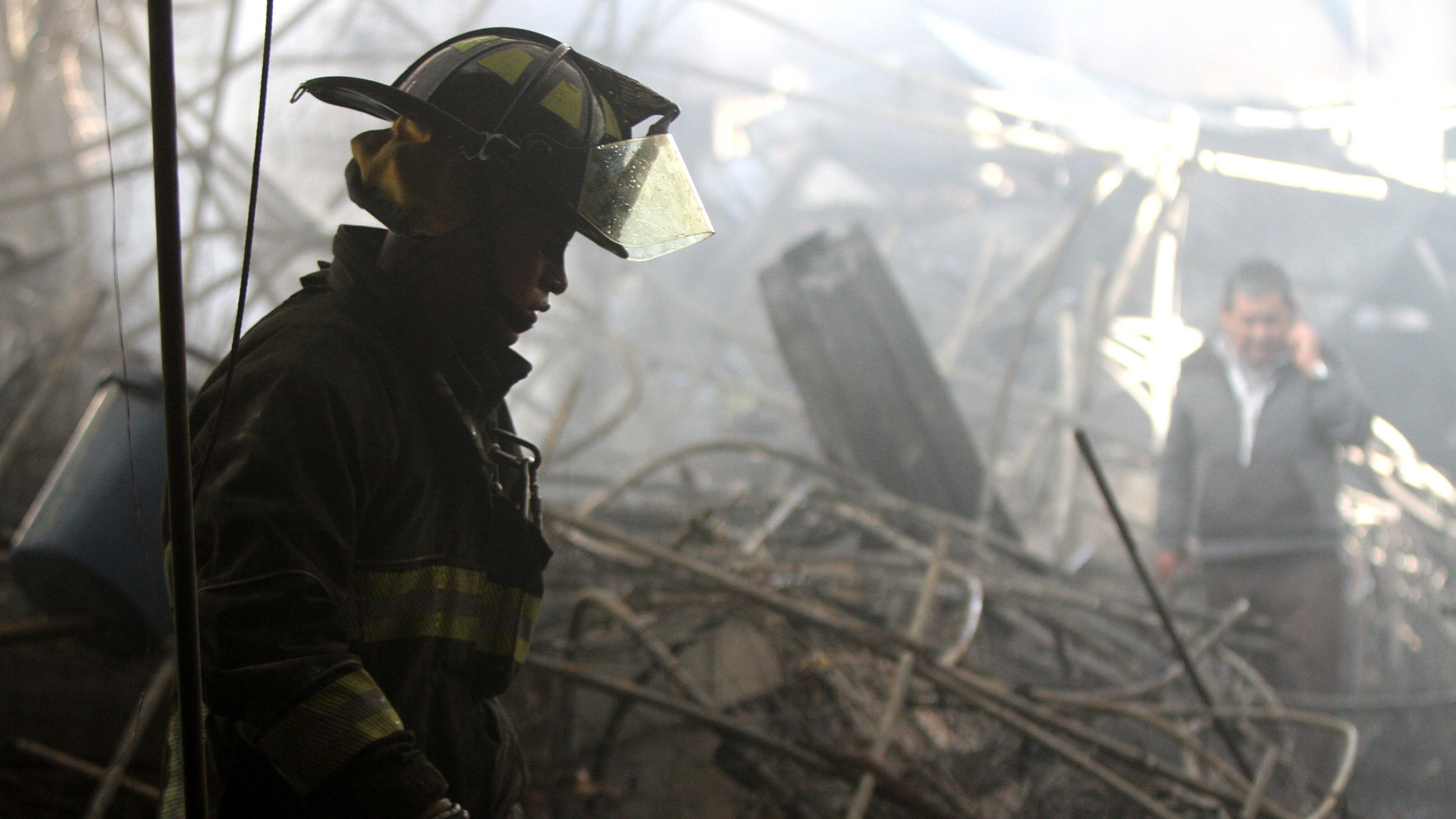 Claudia Sheinbaum recorre La Merced tras incendio - bomberos-en-la-merced