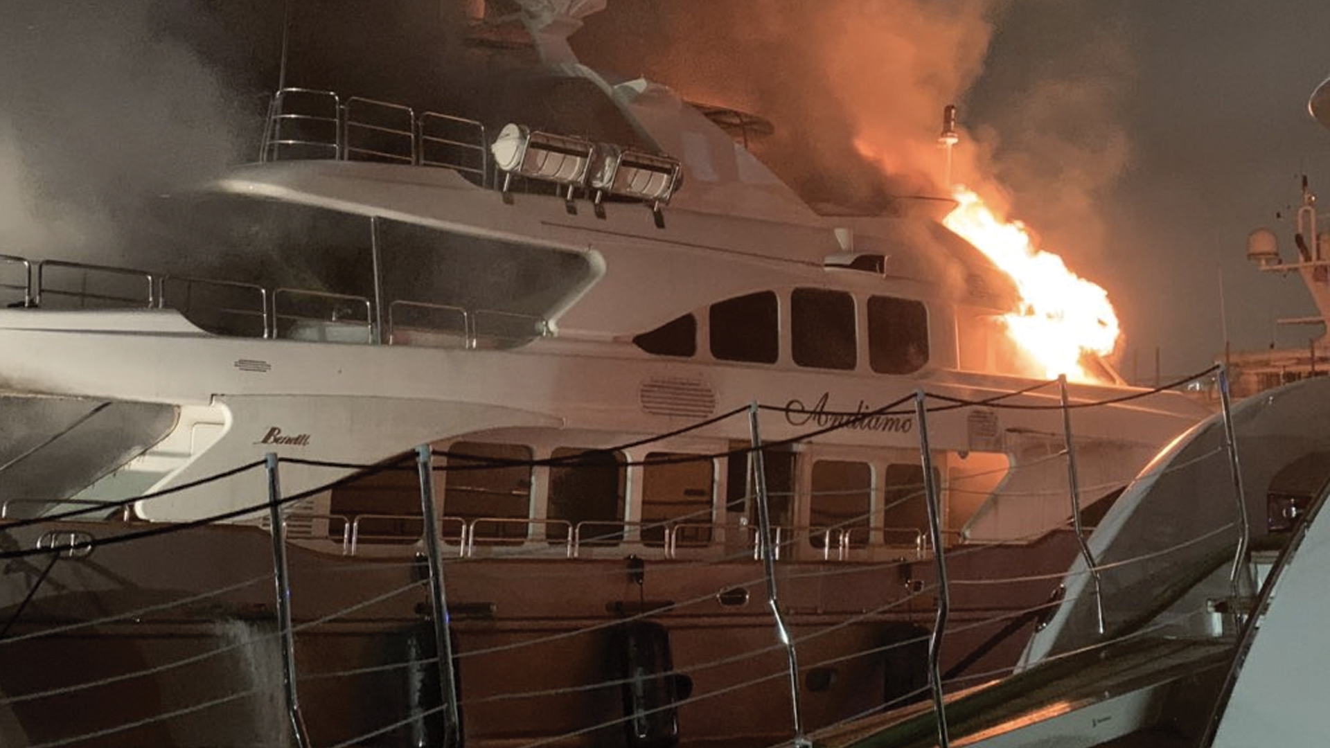 #Video Incendio consume yate de Marc Anthony