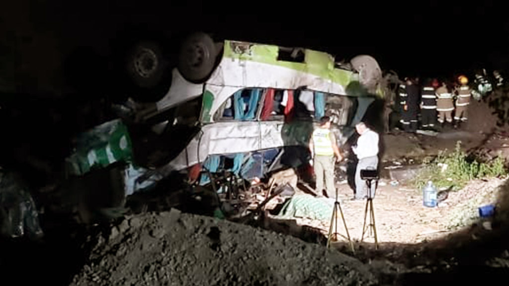 Caída de autobús a barranco en Chile deja al menos 20 muertos