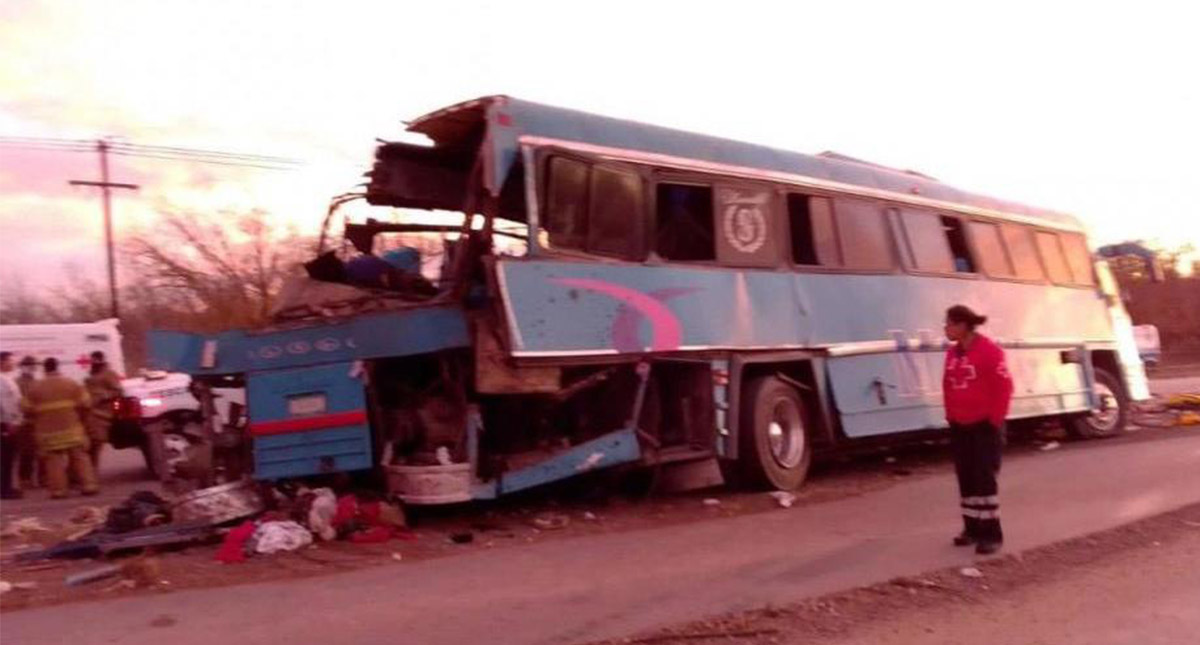 Choque y volcadura de camión en Chihuahua deja 12 muertos - camion-de-pasajeros-volcado-sobre-la-saucillo-delicias
