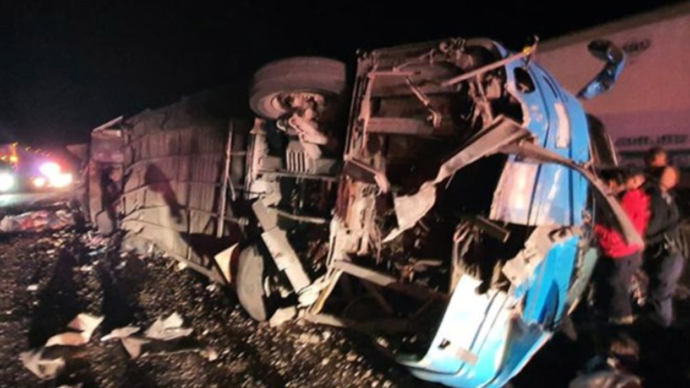 Choque y volcadura de camión en Chihuahua deja 12 muertos