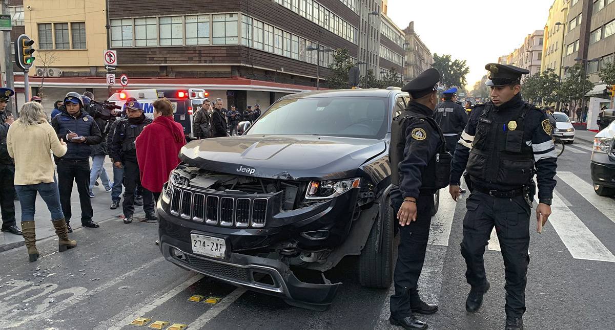 Patrulla de la SSC choca contra camioneta y vuelca - camioneta-que-impacto-a-patrulla-en-el-centro-historico-de-la-cdmx
