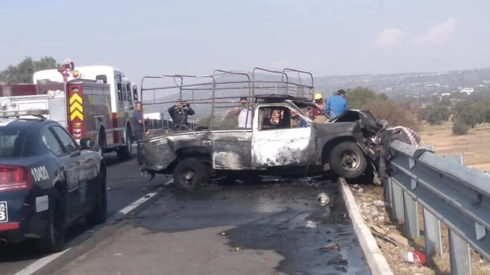 Choque de tráiler contra camioneta de peregrinos deja al menos tres heridos graves