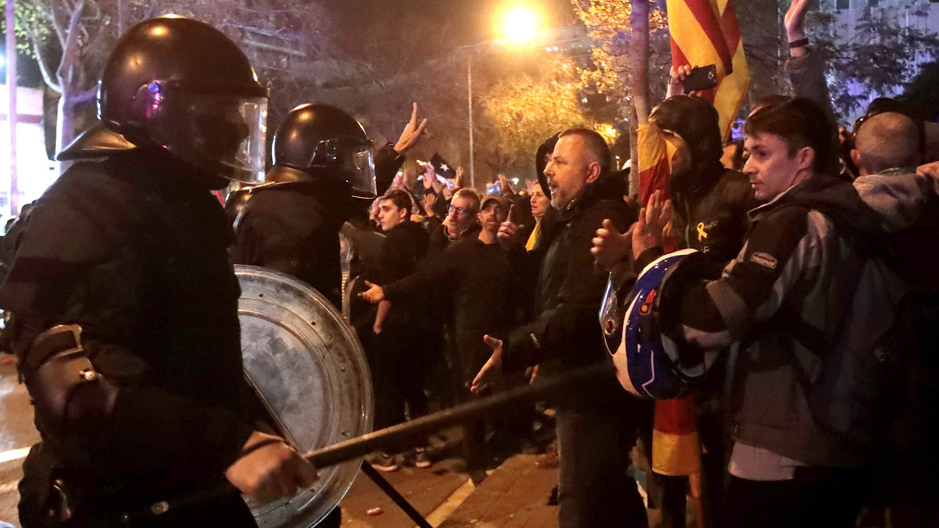 Suman 46 lesionados por disturbios junto al Camp Nou