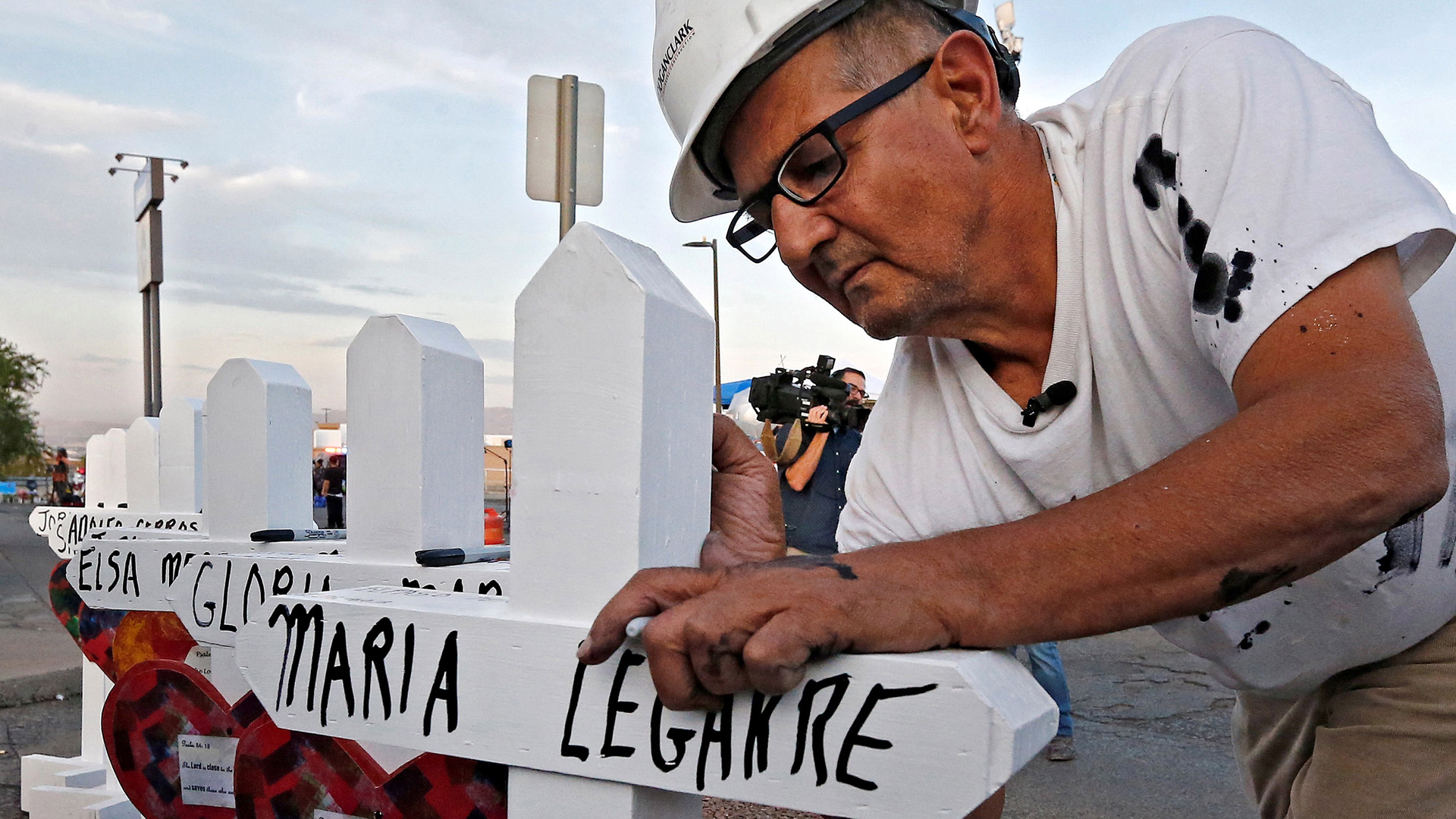 Carpintero honra con cruces blancas a víctimas de tiroteos en EE.UU.