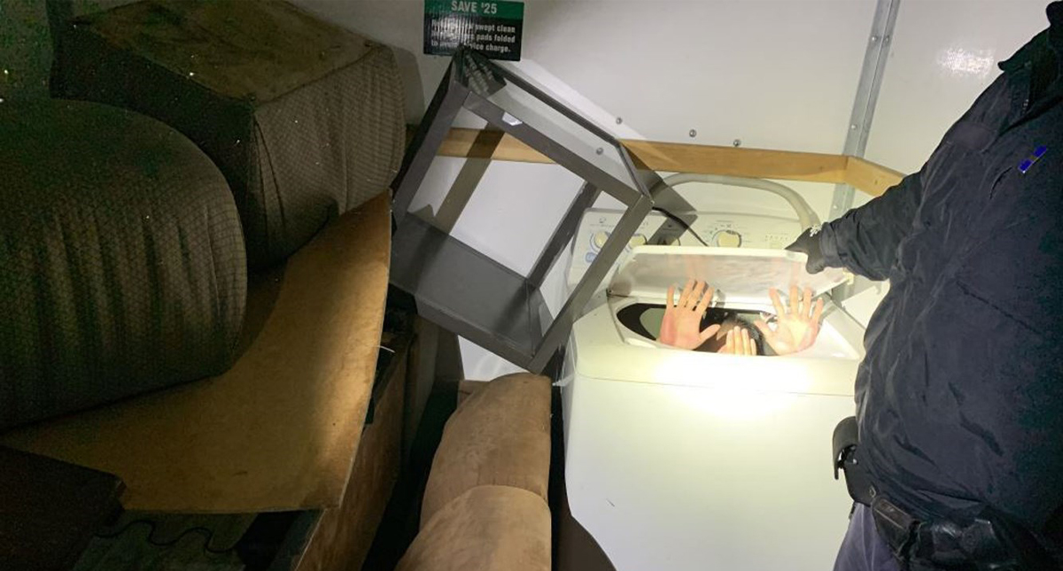 Patrulla Fronteriza descubre a 11 chinos escondidos en muebles