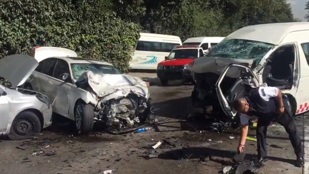 Choque entre transporte público y dos autos en Naucalpan deja varios heridos - choque-de-combi-con-dos-autos-en-av-del-conscripto